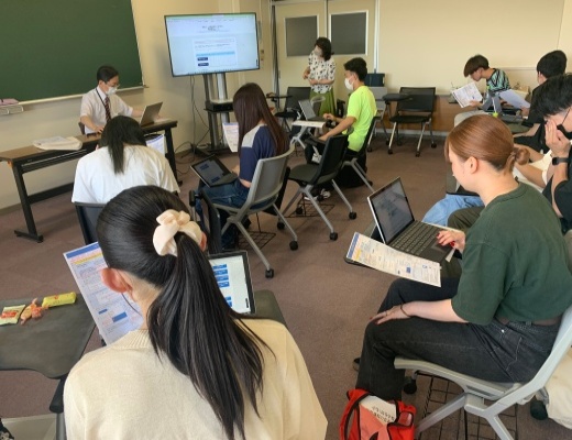 GTEC受験の説明を受ける学生