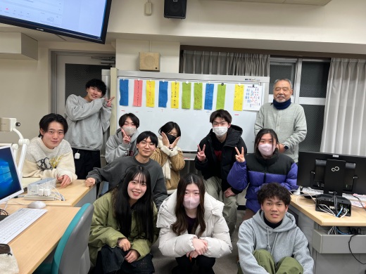 句会では、作者を当てるなど俳句をよむ楽しさを味わう