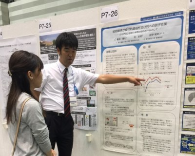 参加者に説明をする亀浦さん