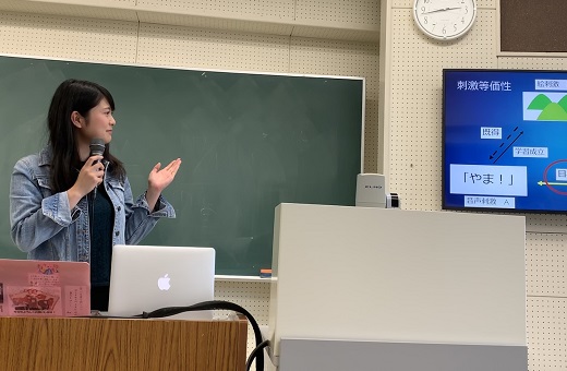 学科の後輩たちの前で、大学院での研究について説明を行いました