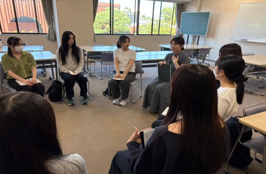 学生からの質問に丁寧に答えてくださる先生