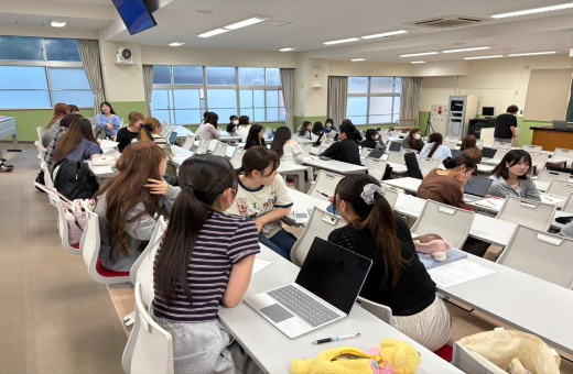 グループごとに話し合いをする学生たち