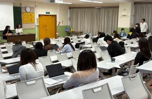 先生方に質問をする学生