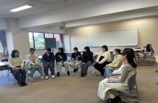 施設実習中のエピソードを共有している様子