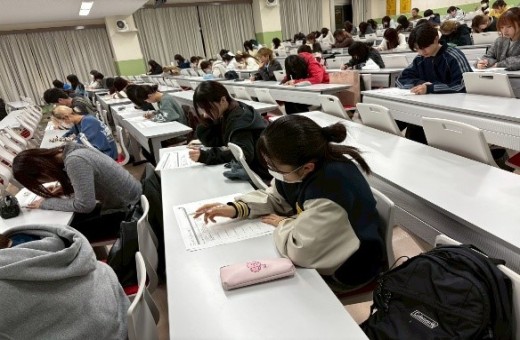 個人ワークに取り組む学生