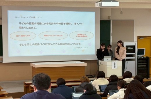 発表する3年生の様子