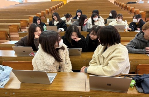 発表を聞いて話し合いをする学生たち