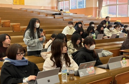 質問をする学生