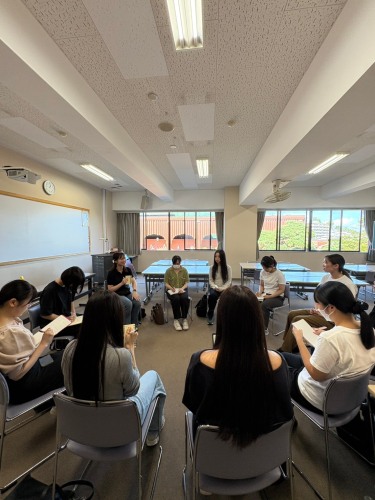 メモを取りながら真剣にお話を聞く学生たち