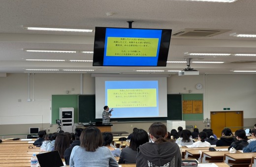 林先生の話を聞く学生