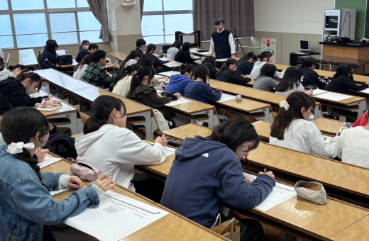 個人ワークに取り組む学生