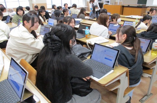 昨年度の保育実践演習の活動について話し合う学生たち