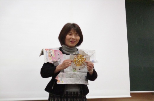 新聞紙シアター「ねずみくんの大冒険」を実演する山﨑先生