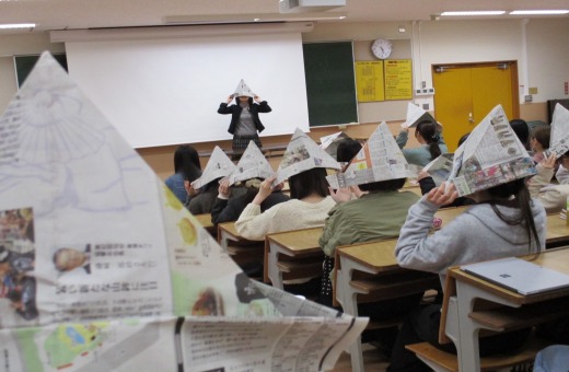 新聞紙シアターの演じ方を教わる学生たち