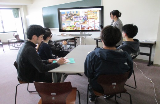 法人の方の話を聞く学生たち①
