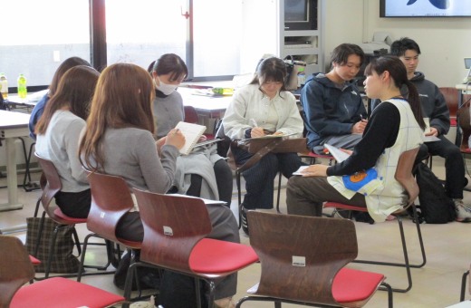 卒業生の話を聞く学生たち①