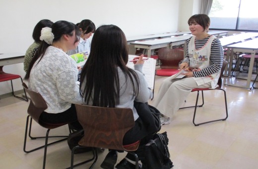 卒業生の話を聞く学生たち②