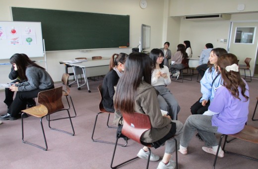 卒業生の話を聞く学生たち③