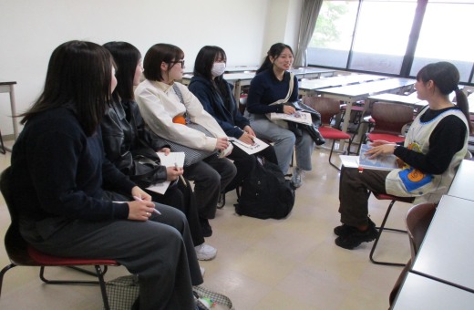 卒業生の話を聞く学生たち④