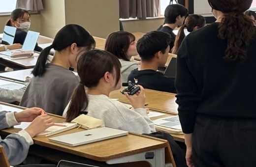 発表をする学生