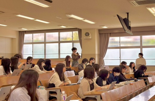 質問をする3年生
