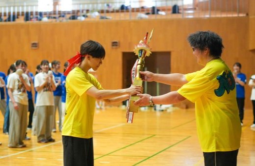 トロフィー贈呈の様子