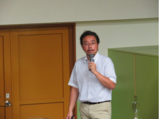 授業を行う上村先生