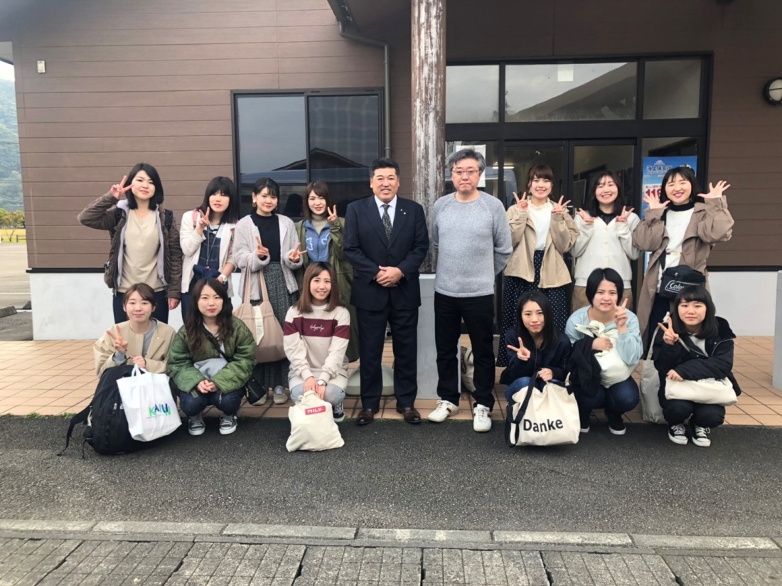 宇検村の元山村長（中央）と今回のフィールドスタディに参加した学生