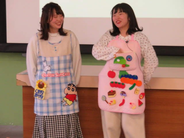 エプロンシアター「はらぺこあおむし」を実演する４年生