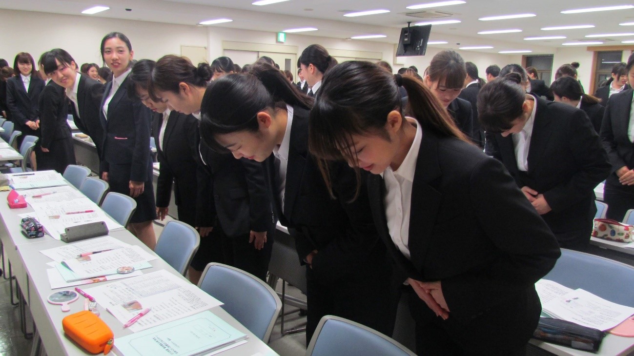 お辞儀の練習をしている学生の様子