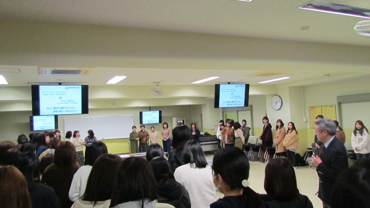 輪になって和田先生の話を聞く学生の様子