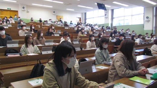 真剣に講義を受講している学生の様子  