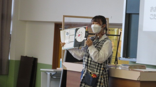 「冷蔵庫の中身はなに？」を実演する学生