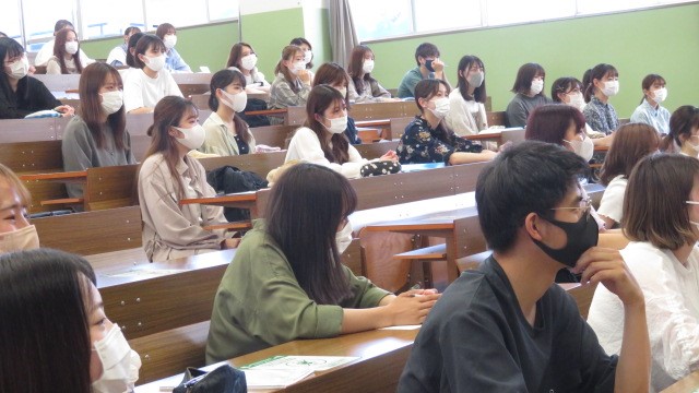 発表を真剣に聞いている学生たち
