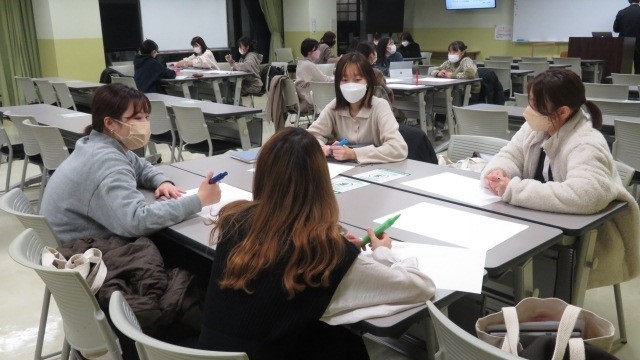 グループワークをする学生の様子