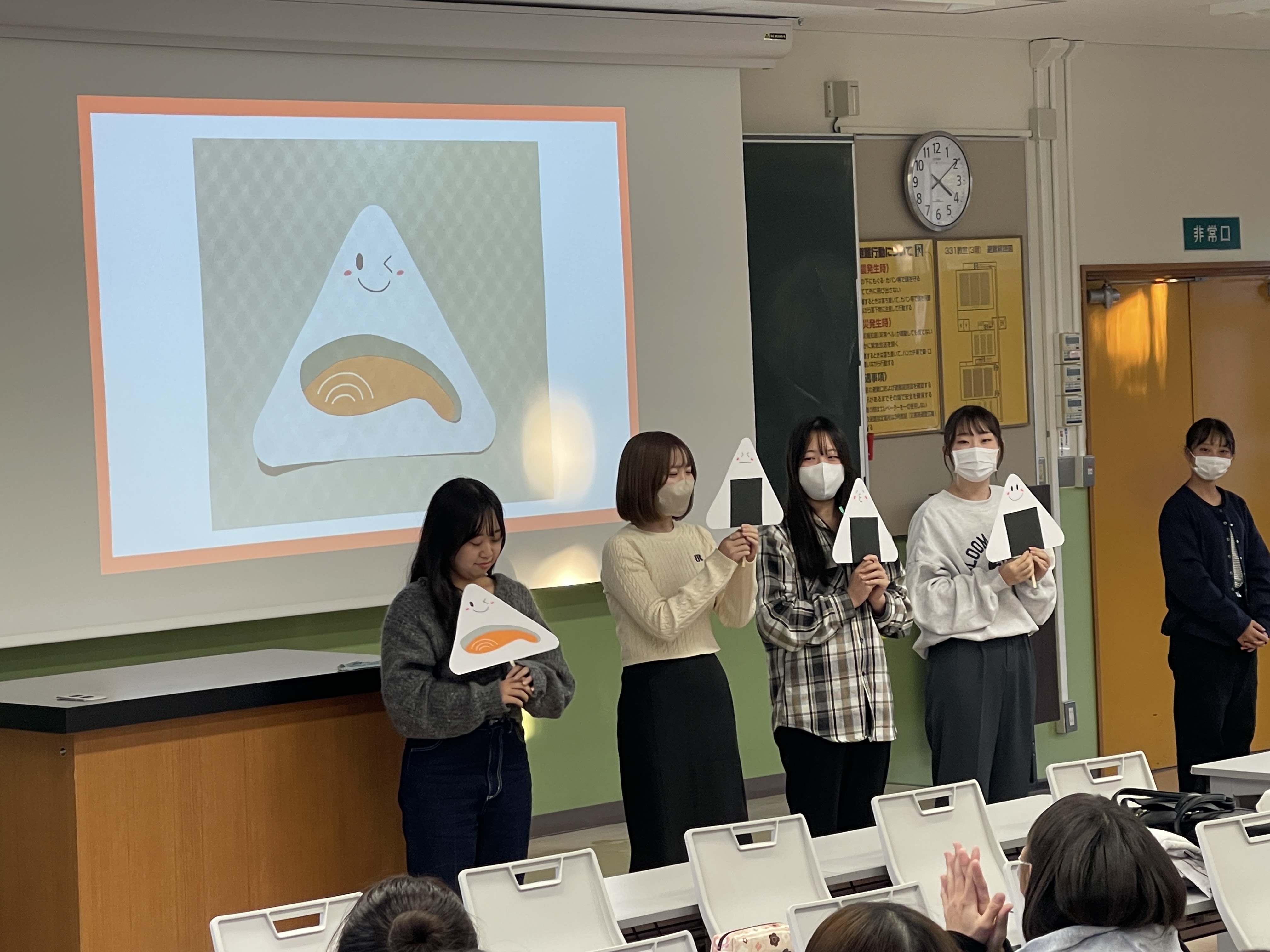 「あいうえおにぎり」を演じる（青木ゼミ）
