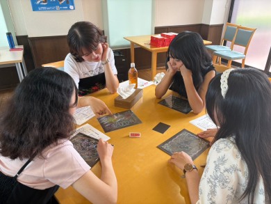 出来上がった作品について紹介し合う卒業生