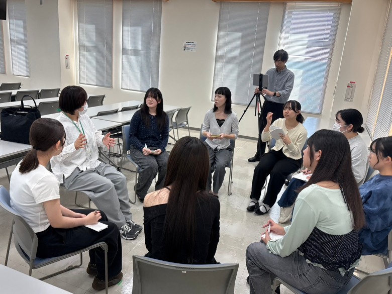 学生からの質問に答える保育者①