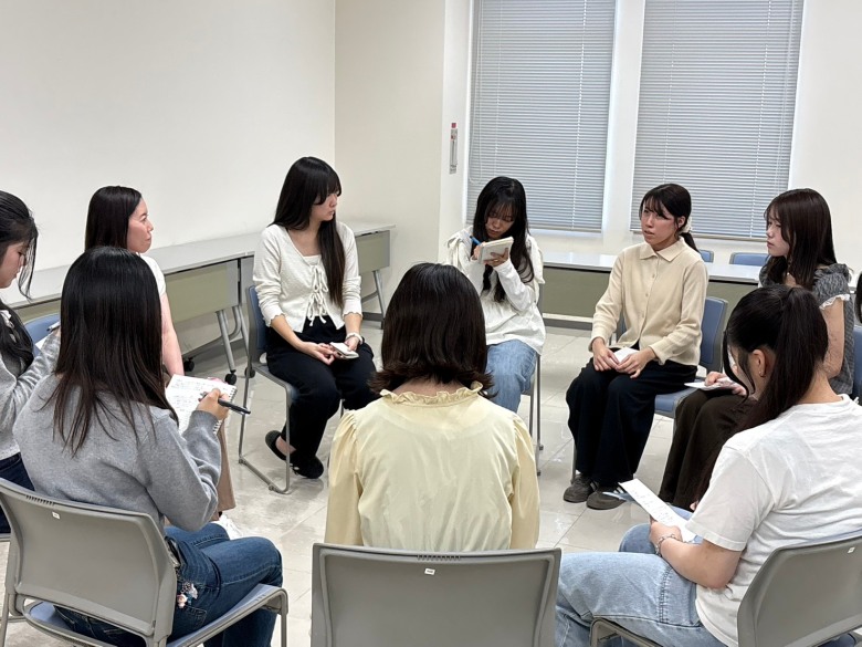 質問をする学生