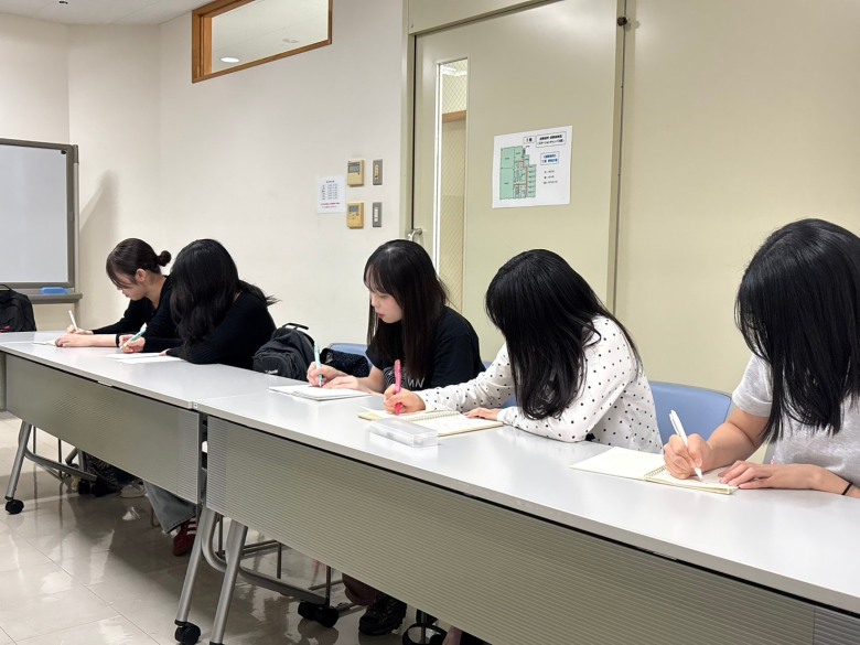 メモをとりながら話を聞く学生たち