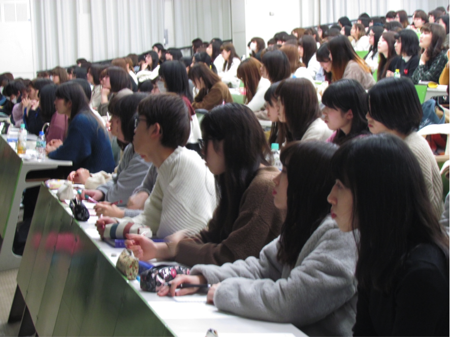 2〜4年生が集まって行われるセミナーの様子