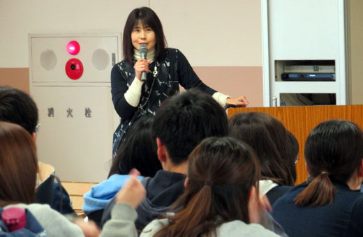 授業を行う山﨑先生