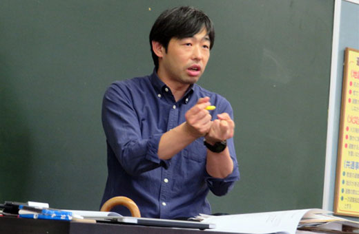 授業を行う青木先生