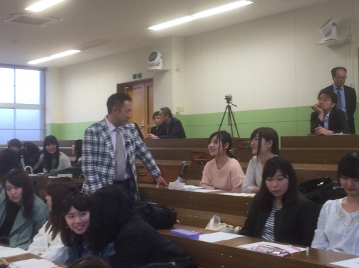 林先生と学生の対話の様子