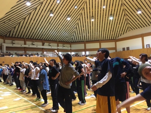 まあ先生の作った歌やダンスで一緒に楽しく踊ります！