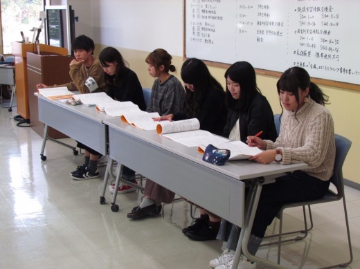 施設実習で経験してきたことを発表する3年生