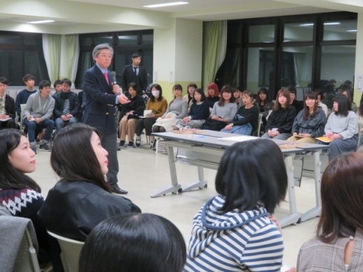 プロジェクト型PBLについて講義する和田明人教授