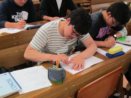 利根川先生の問いを真剣に考える4年生