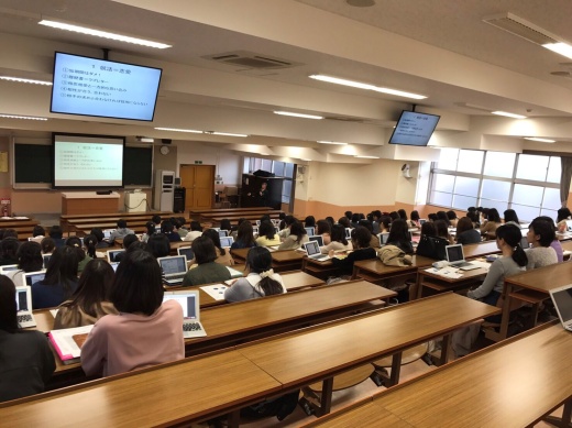 保育の就活について真剣に学ぶ4年生