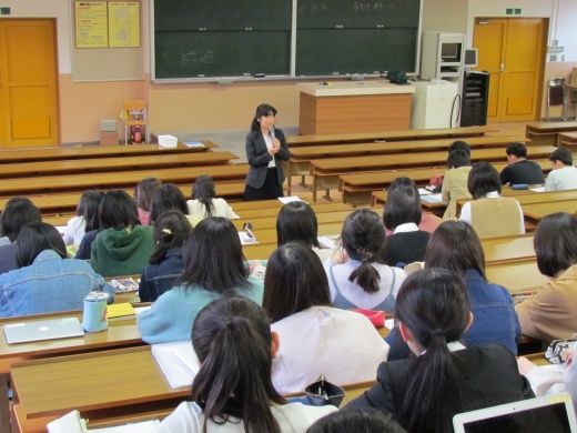 TFU保育士・幼稚園課程教授　利根川智子先生の授業風景